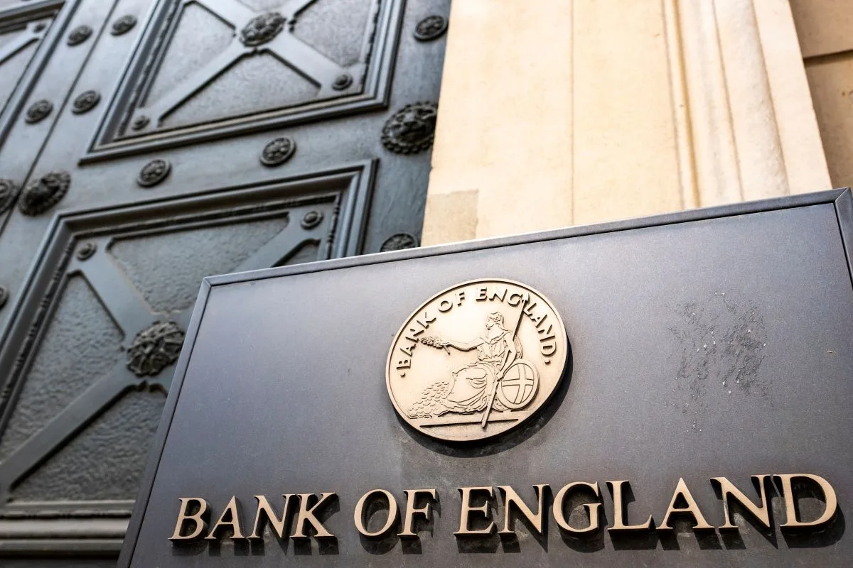 بنك إنجلترا يخفّض سعر الفائدة الرئيسي إلى 4%