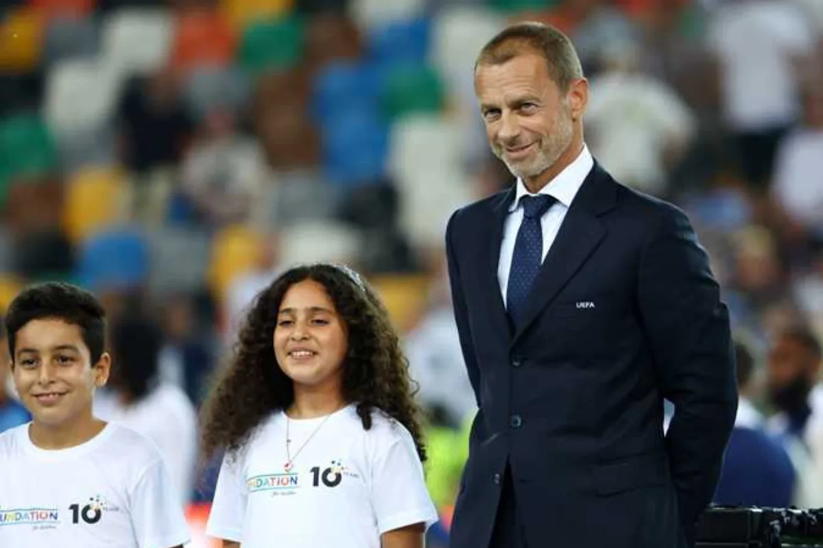 مشاركة طفلين فلسطينيين في مراسم تسليم الميداليات بكأس السوبر الأوروبي 2025