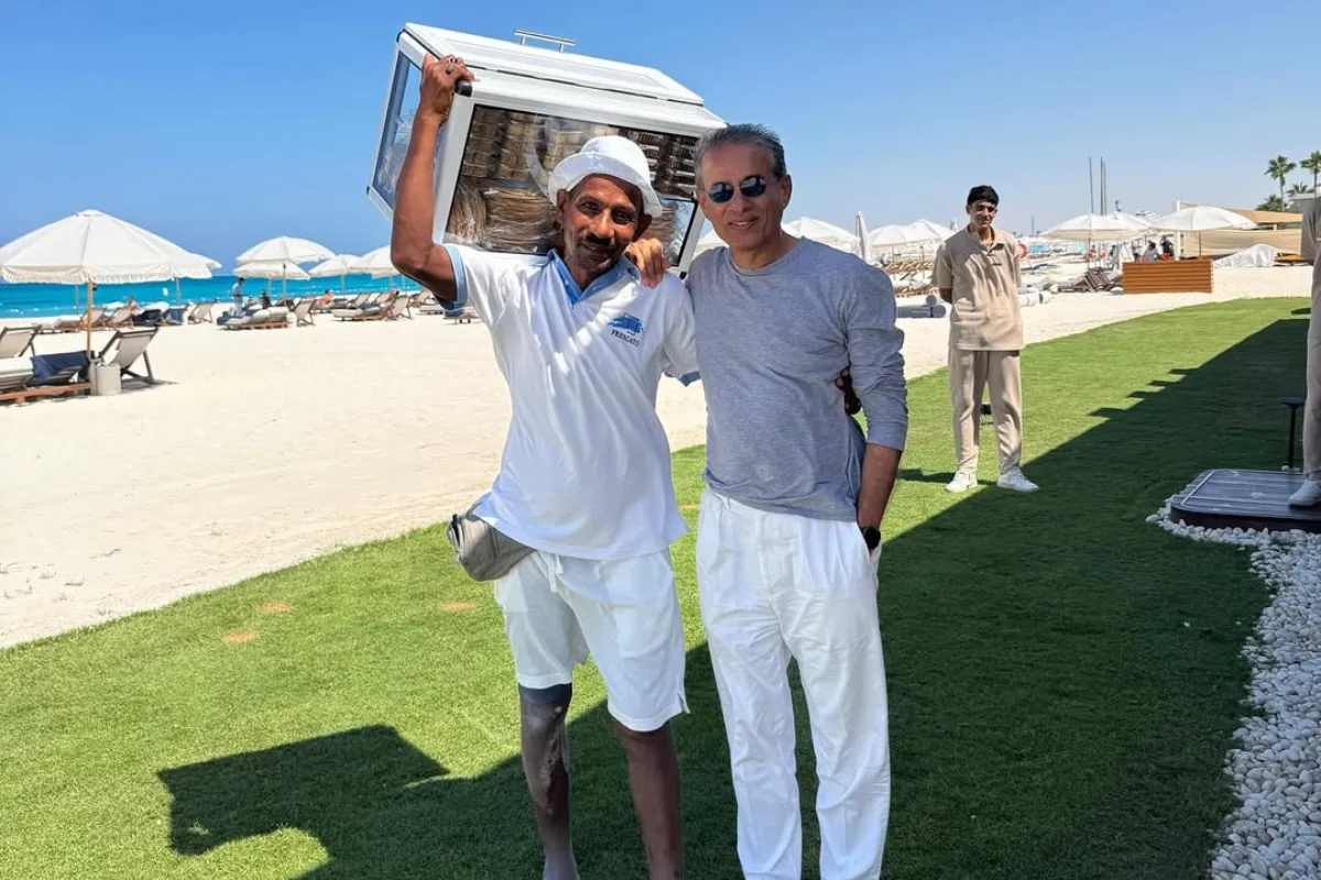 محمد العبار يلتقط صورة مع “عم محمد” بائع الفريسكا في مراسي