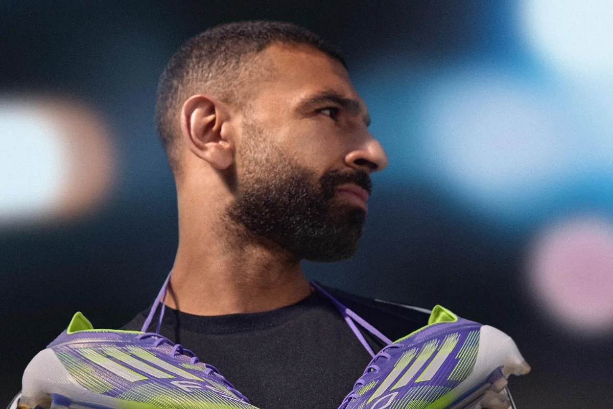 محمد صلاح يتلقى هدية مميزة في مباراة يوكوهاما الودية