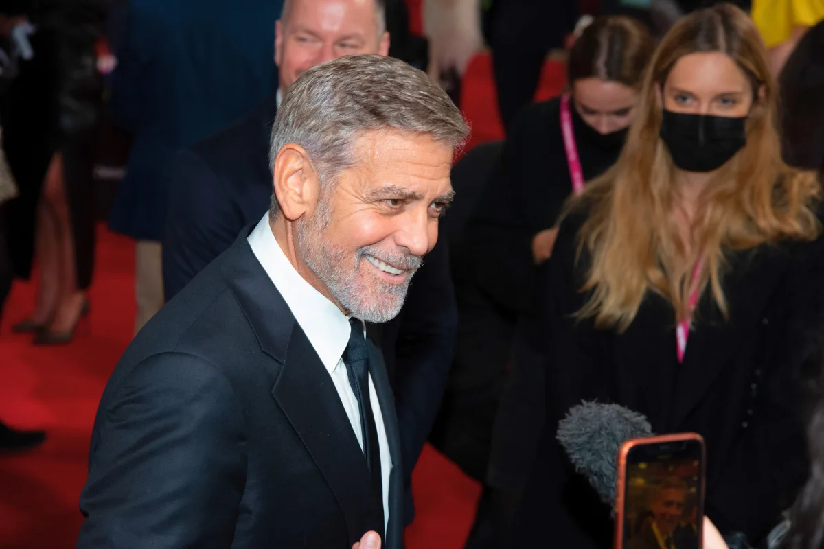 جورج كلوني يتغيب عن مؤتمر فيلم “Jay Kelly” لسبب غريب