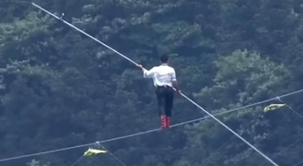 عبور رياضي على الحبل المرن في الصين