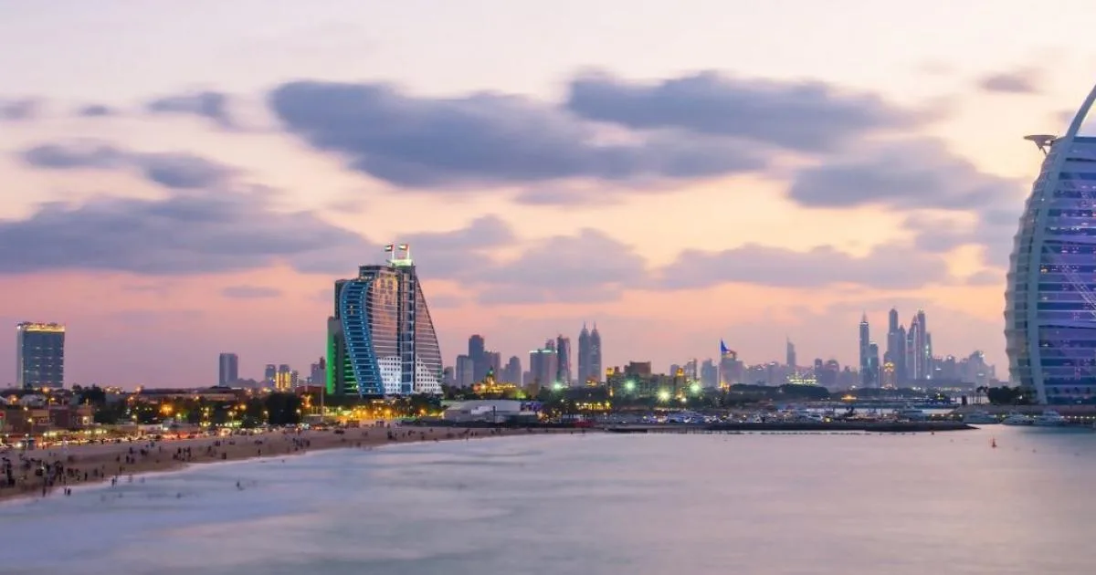 سياح روس يستمتعون بأجواء الإمارات السياحية الدافئة
