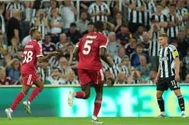 الدوري الإنجليزي.. ليفربول يحسم القمة أمام نيوكاسل بثلاثية لهدفين