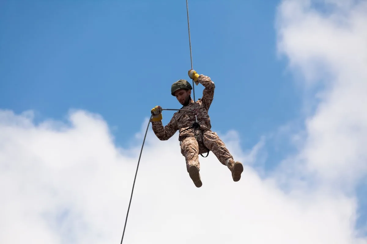 جندي إيراني يتدرب على تقنيات النزول السريع بالحبال في التدريبات العسكرية