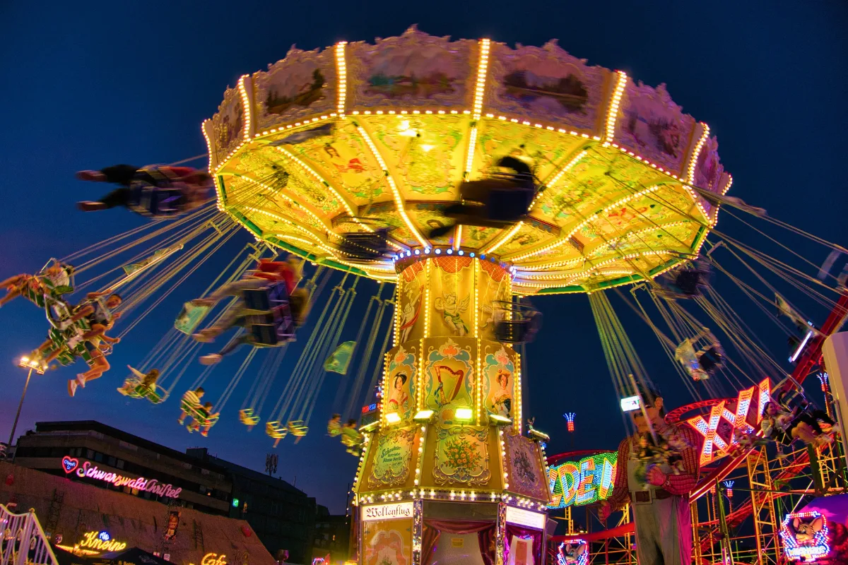 بالفيديو.. سقوط مفاجئ للعبة ملاهٍ يُصيب 4 أشخاص بجروح في الهند