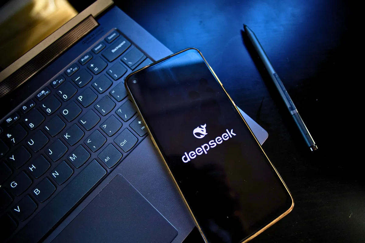 ديب سيك الصينية تطلق نموذجاً محدثاً للذكاء الاصطناعي
