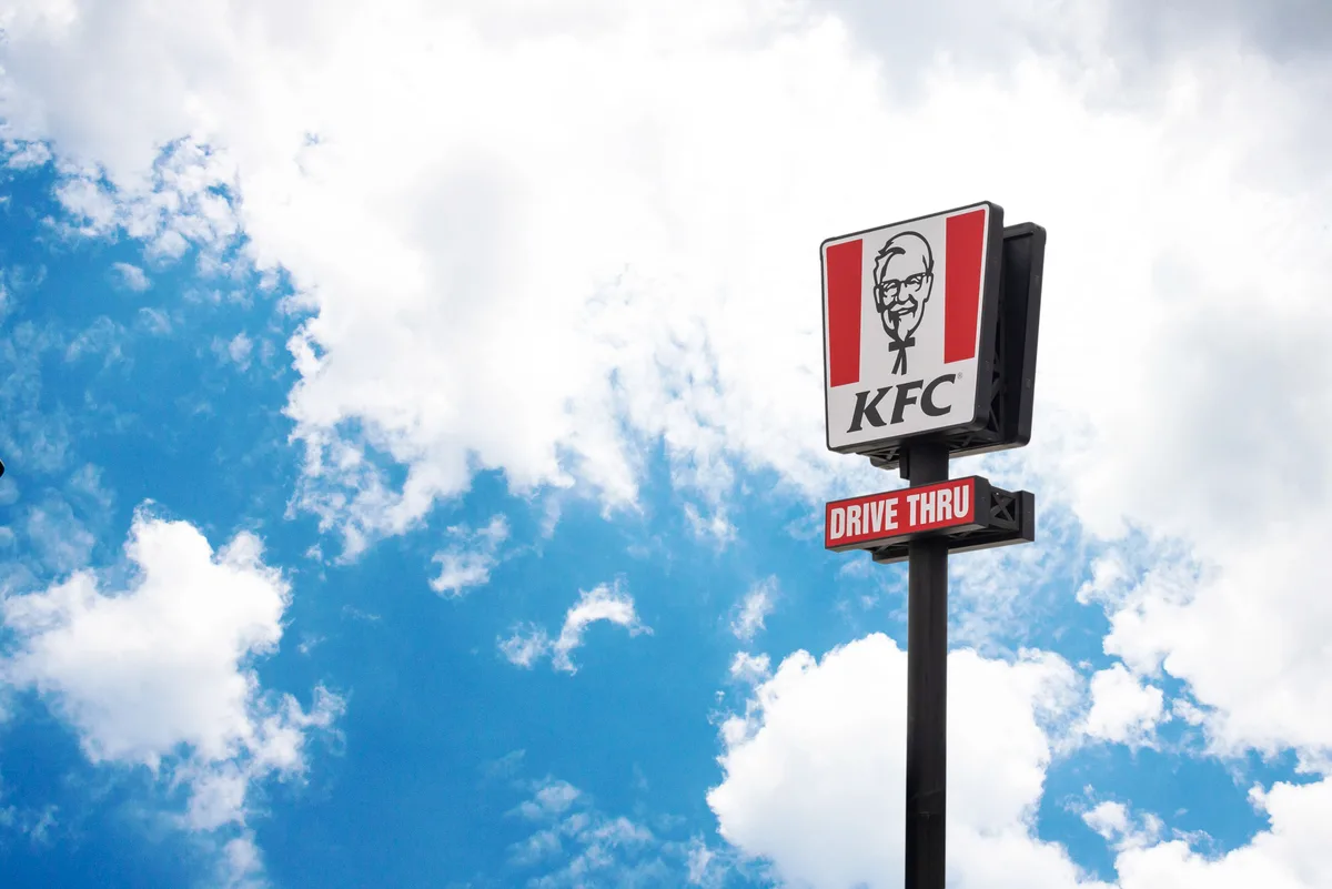 الرسوم الجمركية تضغط على أرباح KFC وPizza Hut في الربع الثاني 2025
