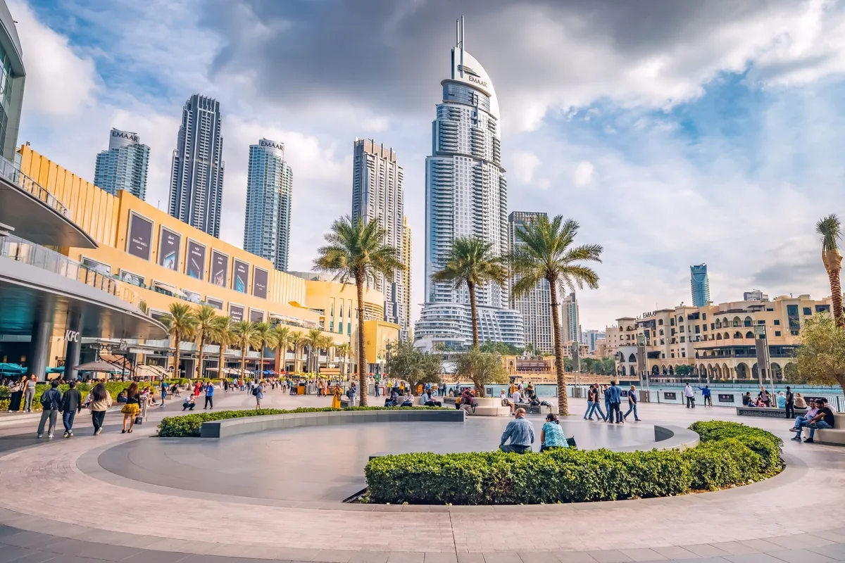كيم كارداشيان تفتتح أول متجر لسْكيمز في دبي مول