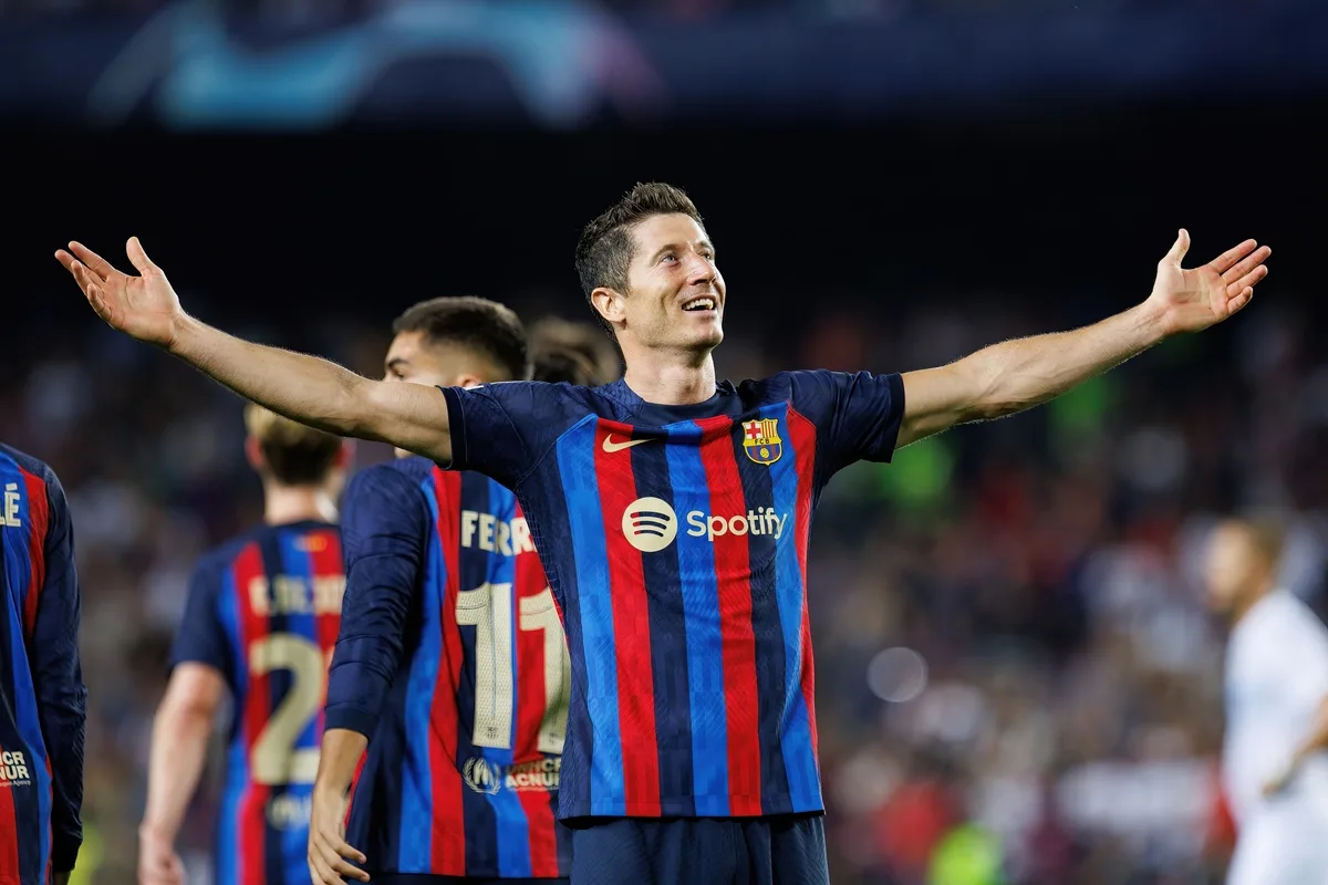 ليفاندوفسكي يرفض عرضاً خيالياً ويفضل البقاء في برشلونة