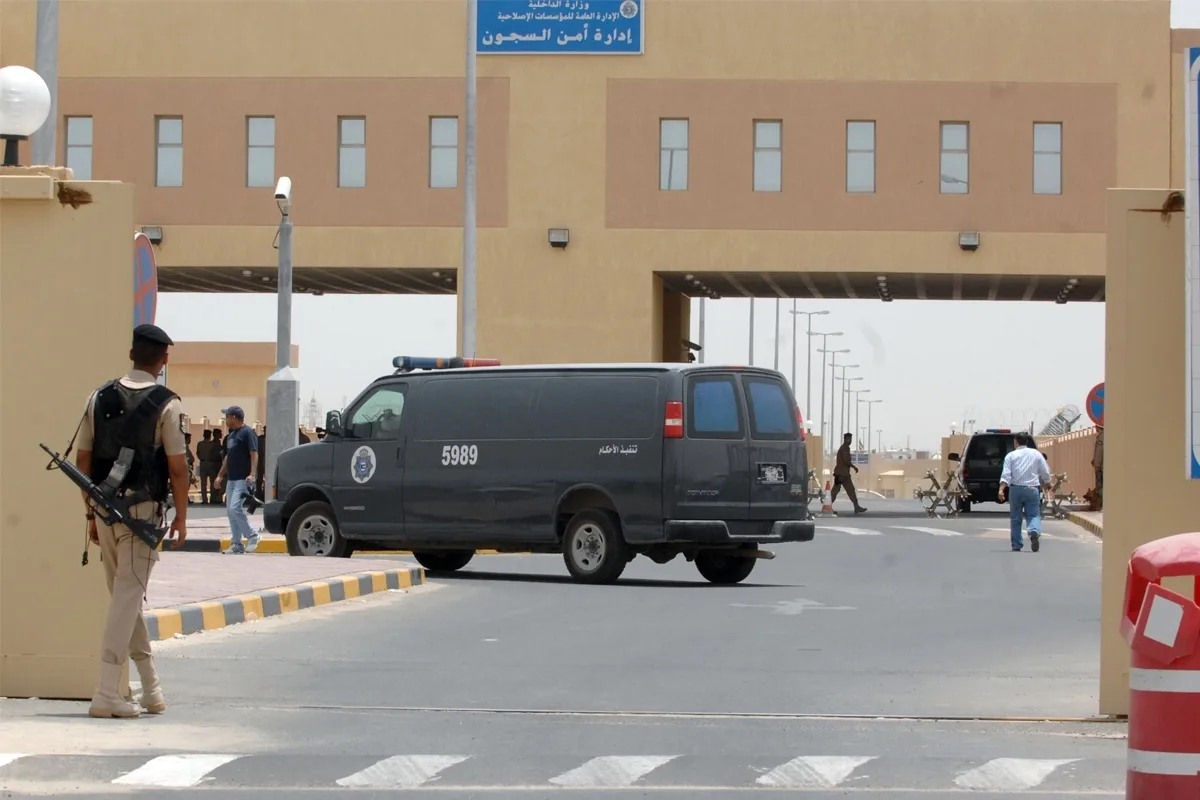 الكويت: إحالة ضابط سجن إلى النيابة بعد ضبطه بمحاولة تهريب أوراق مخدرة