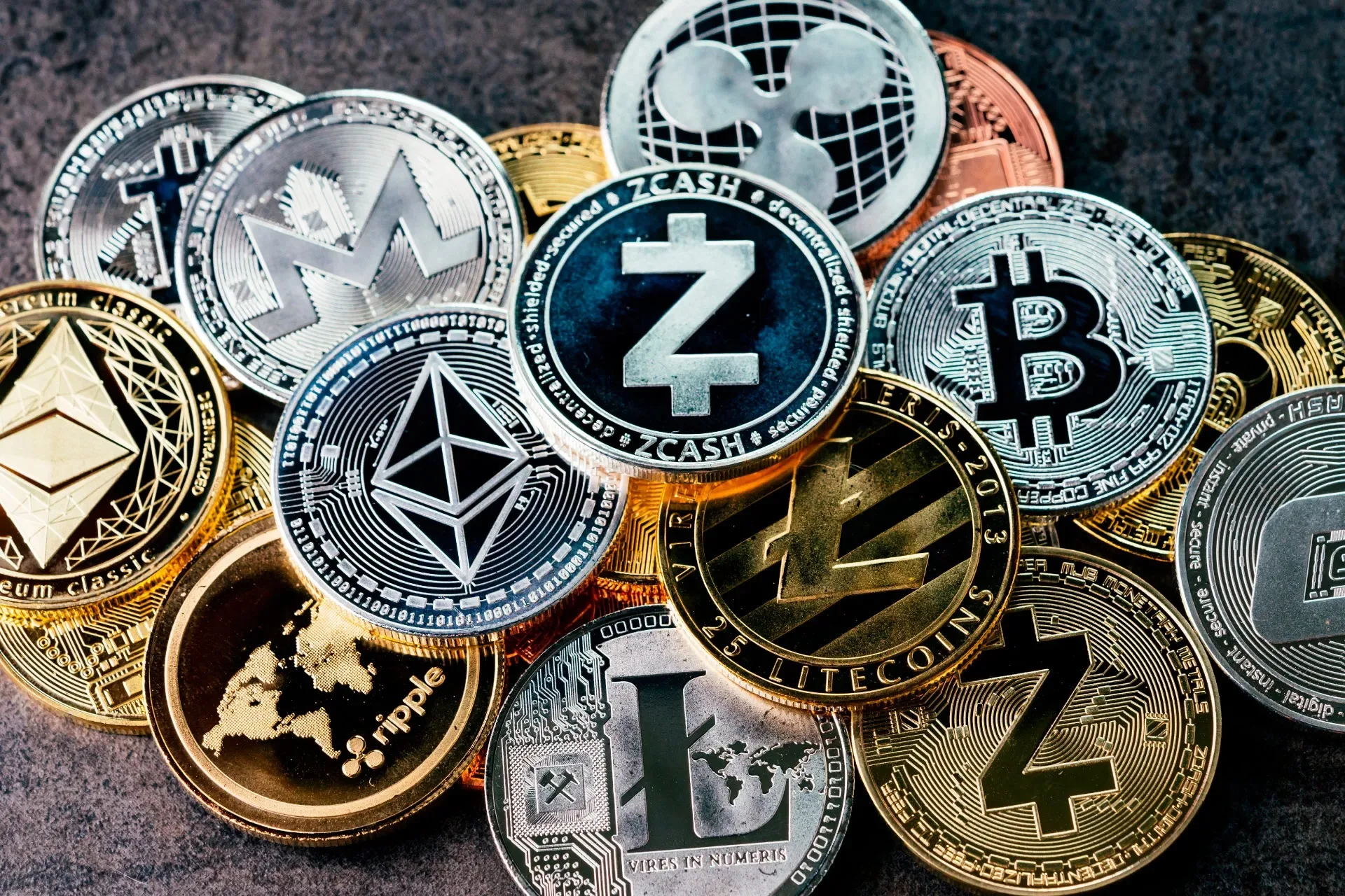أسعار العملات الرقمية تستقر وسط توقعات إيجابية في أغسطس