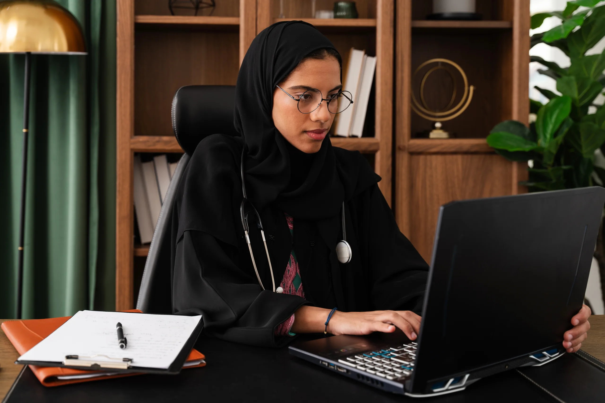 المرأة الإماراتية تدير مشروعات بـ60 مليار درهم في يوم الاحتفاء بإنجازاتها