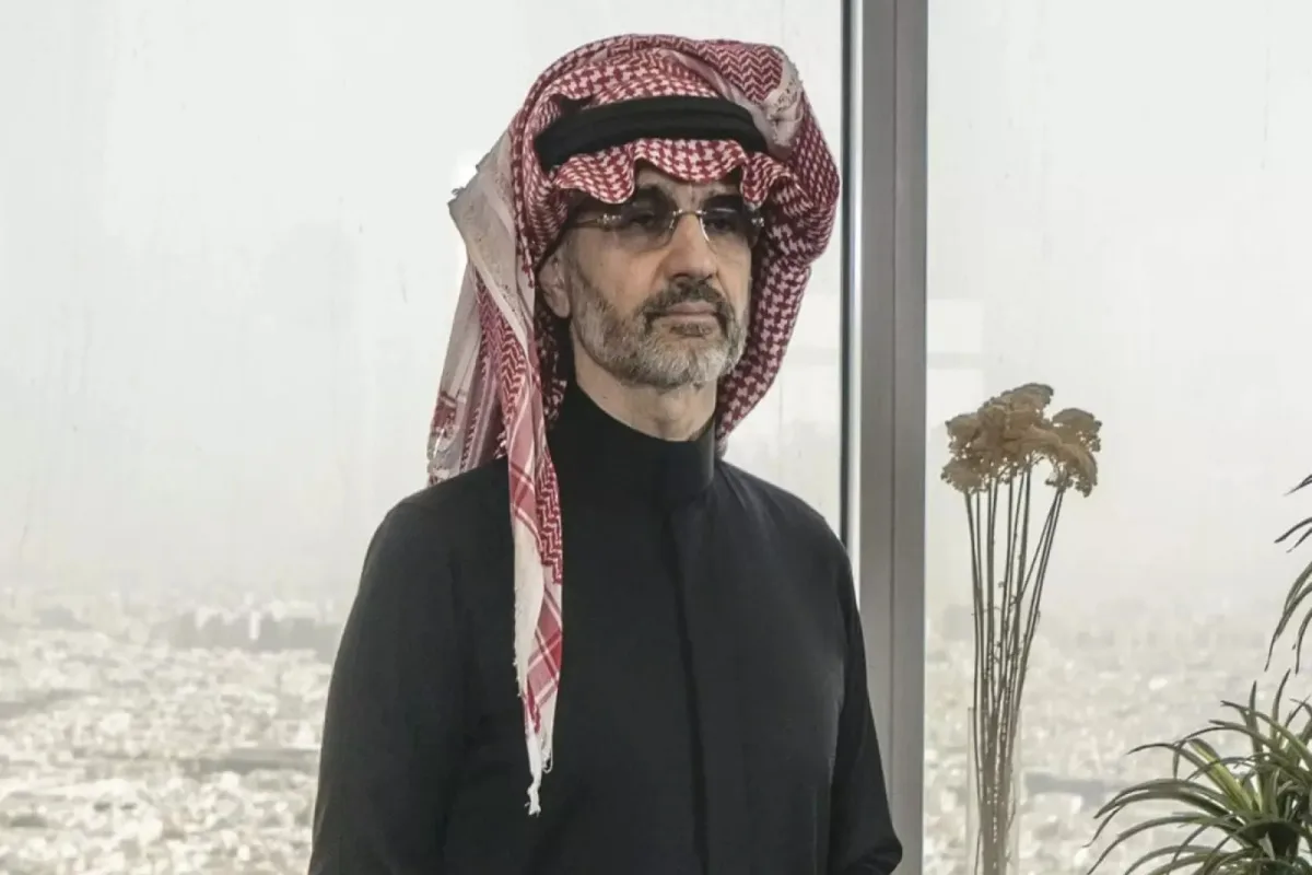 الوليد بن طلال يظهر برفقة ابنته الأميرة ريم في مركز برج المملكة بالرياض، حيث تفاعل بعفوية مع المارة ورواد المجمع.