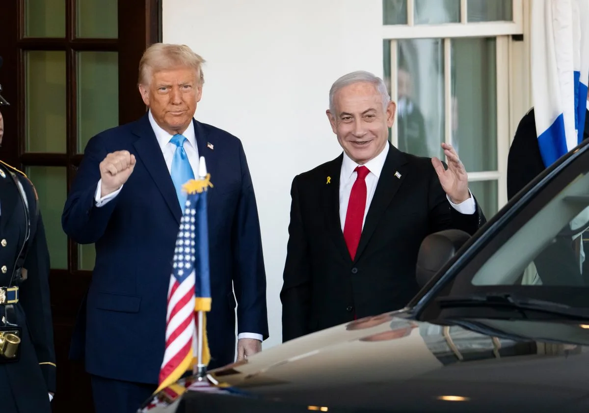الرئيس الأمريكي دونالد ترامب يرفع قبضته بجانب رئيس الوزراء الإسرائيلي بنيامين نتنياهو الذي يلوح بيده مبتسماً خلال لقاء في البيت الأبيض.
