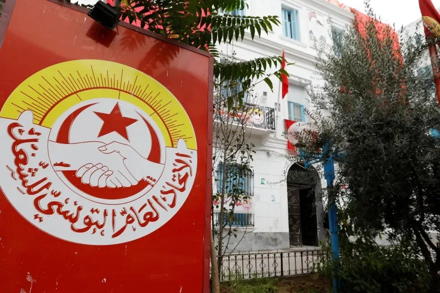 شعار الاتحاد العام التونسي للشغل باللونين الأحمر والأصفر أمام المقر الرئيسي للمنظمة في تونس.