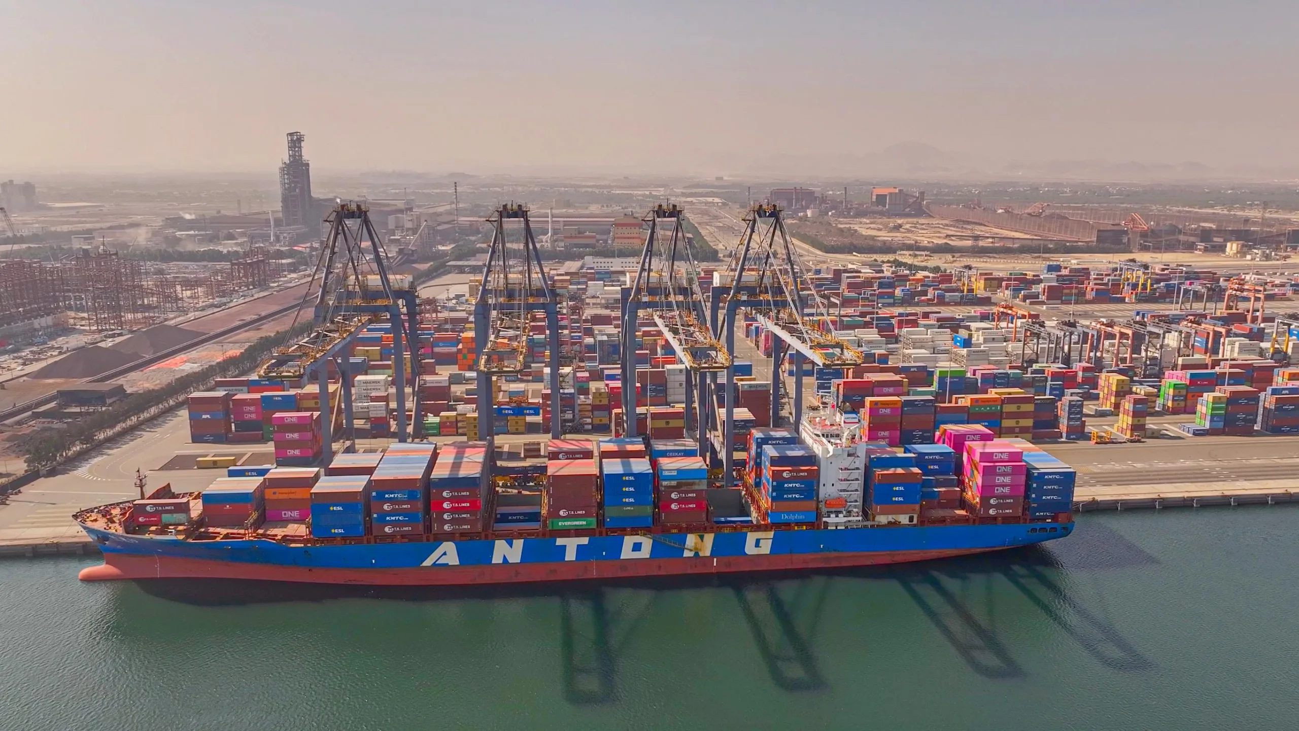 ازدياد حركة السفن والبضائع عبر الموانئ العمانية في النصف الأول من العام