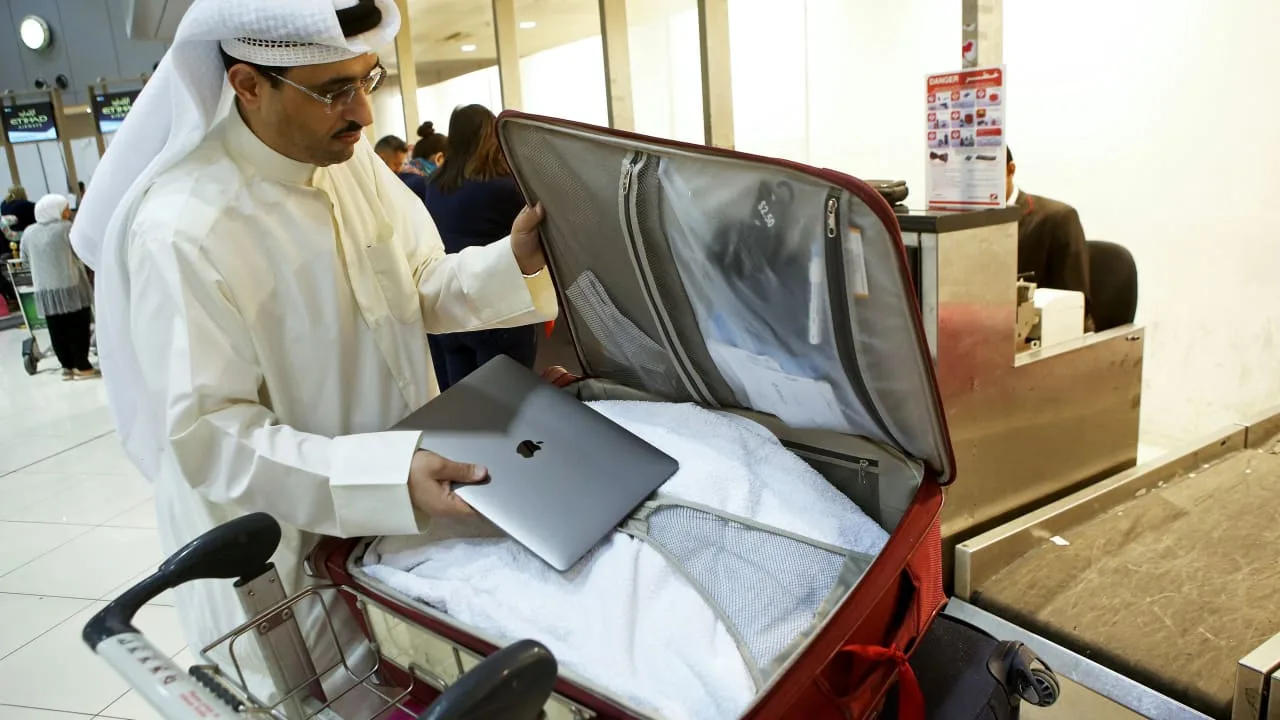 طيران الإمارات تعلن حظر وحدات شحن الأجهزة المحمولة على متن الطائرات