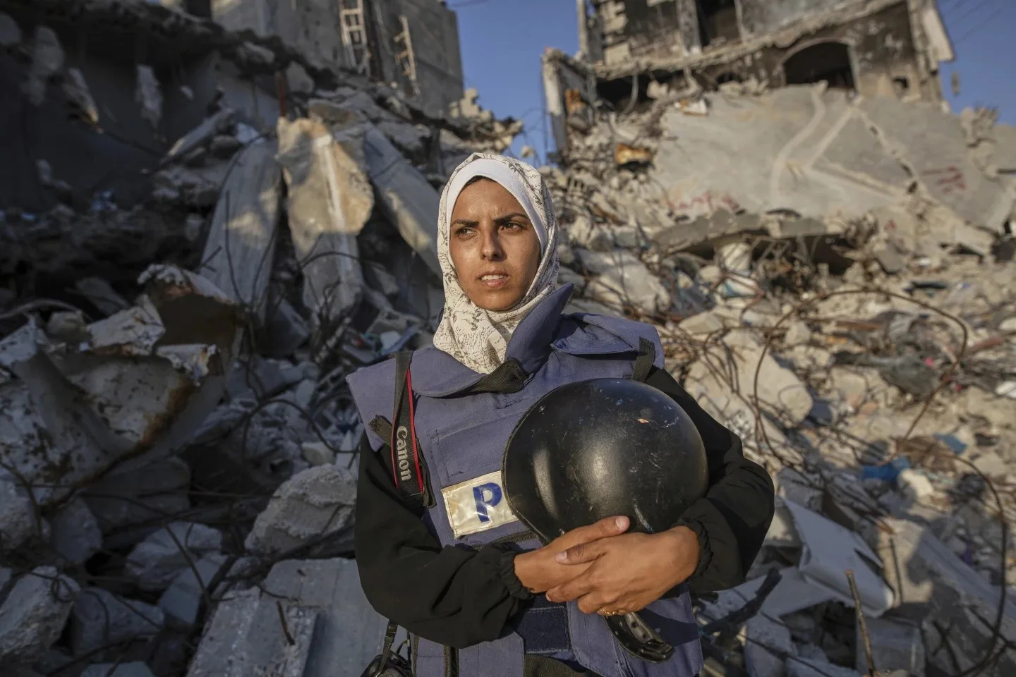 بينهم 4 صحفيين، مقتل 15 شخصاً على الأقل في غارتين إسرائيليتين على غزة