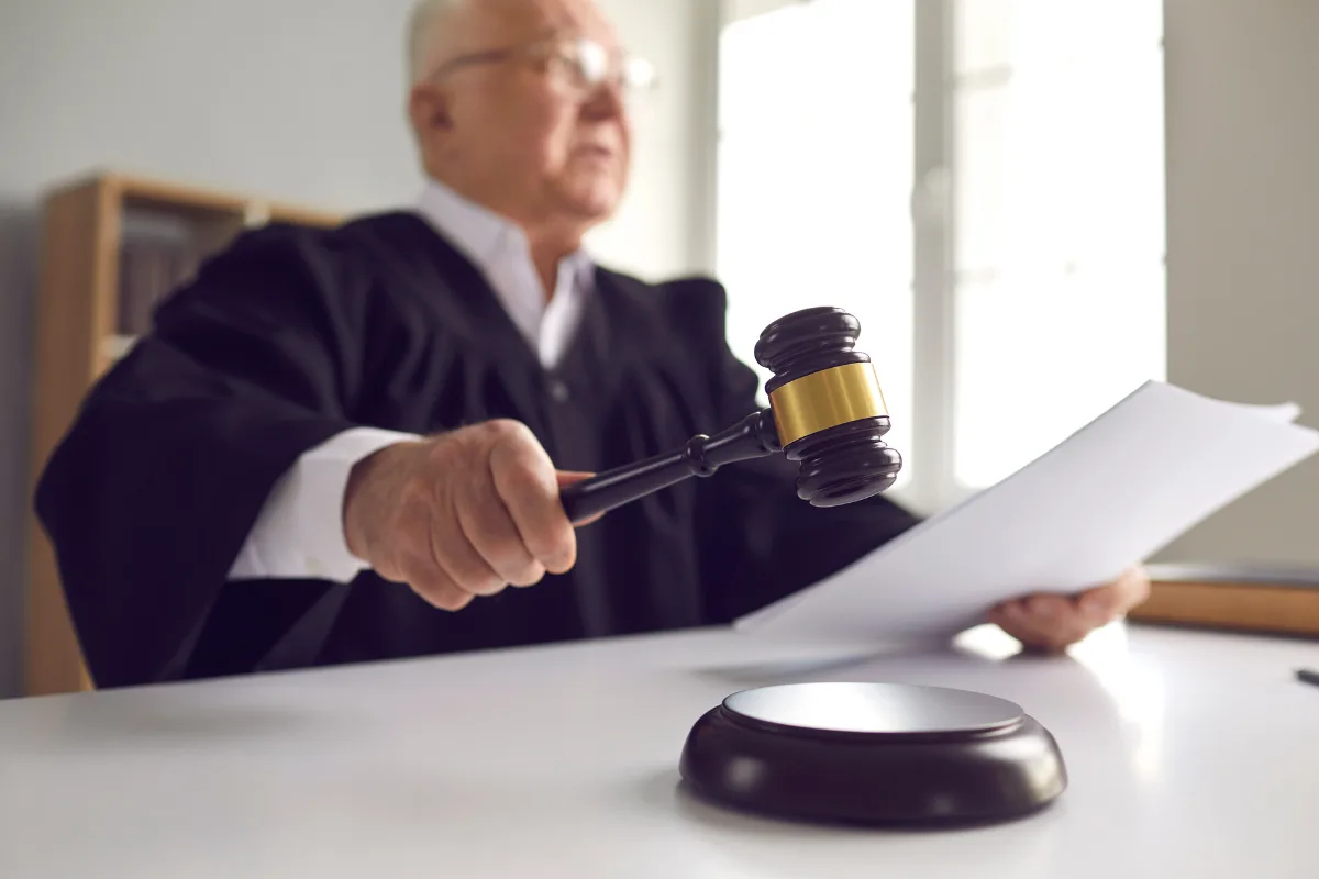 القضاء الكويتي يغرم أماً 4000 دينار بسبب عمليات التجميل