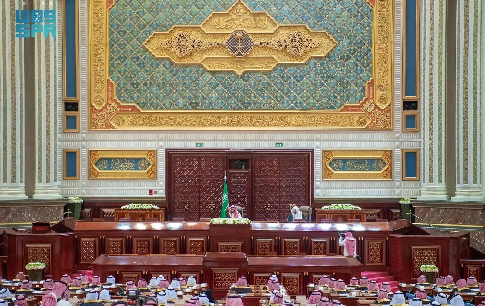 جلسة مجلس الشورى السعودي في القاعة الرئيسية بالرياض مع الأعضاء يرتدون الزي التقليدي