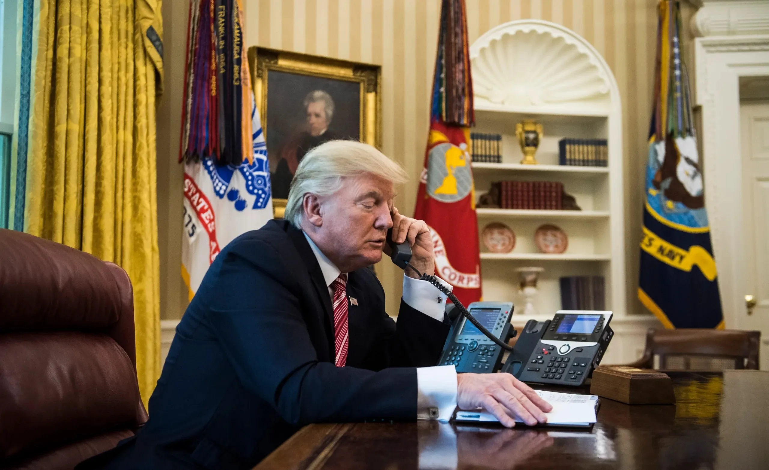 ترامب يوقع أمراً يهدد بفرض رسوم جمركية على الدول المتعاملة مع إيران