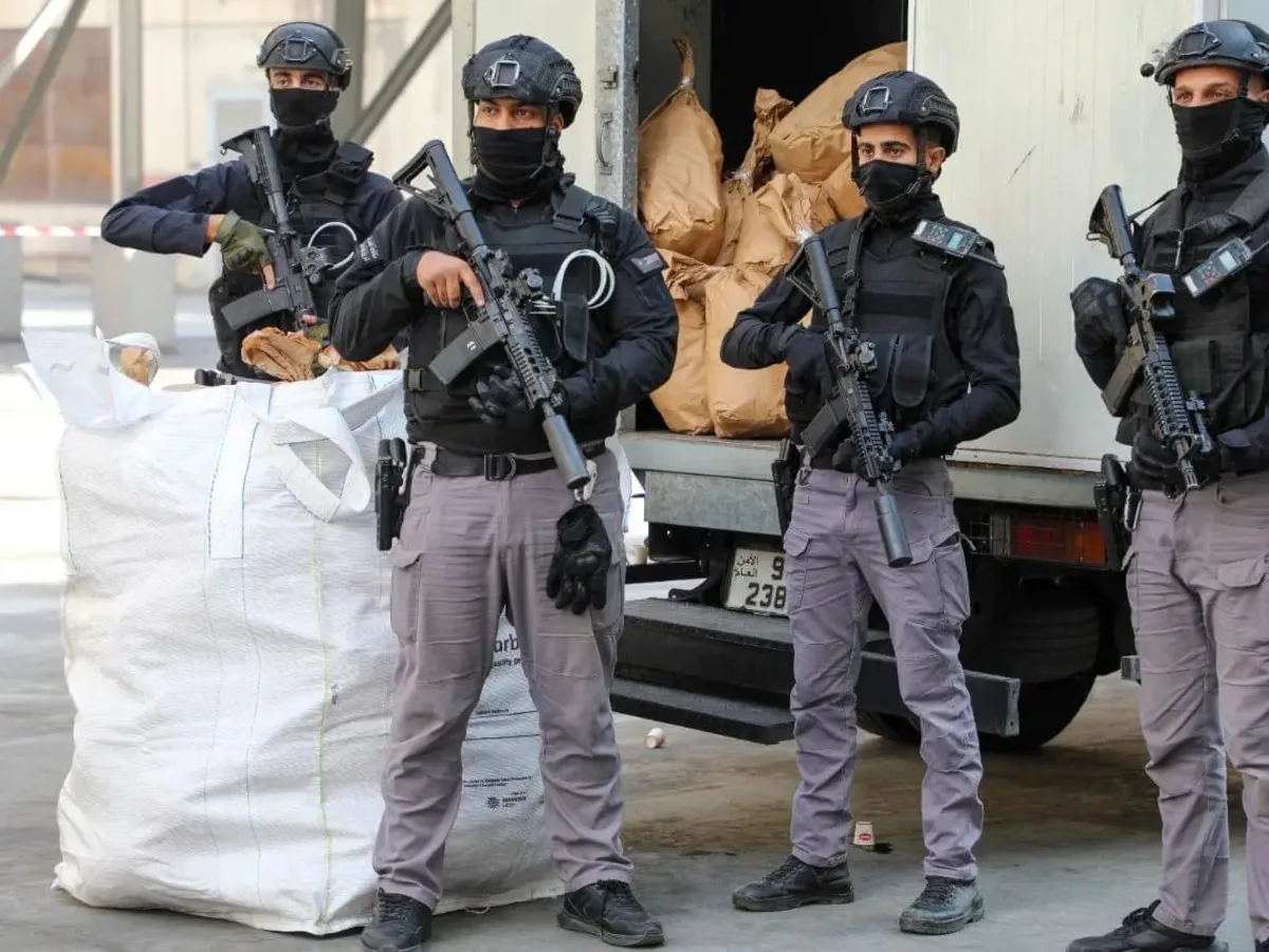 ضبط خلية دولية ترتبط بعصابات المخدرات وضبط مخدرات وأسلحة بحوزتهم
