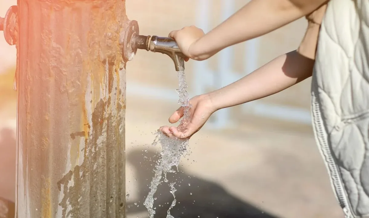 أطفال ينقلون المياه من مصدر بعيد