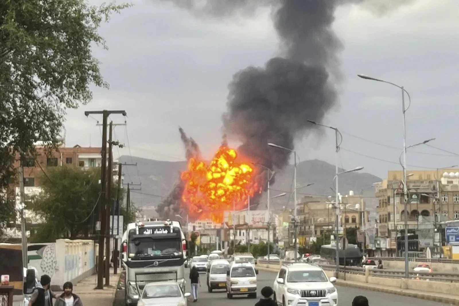 35 قتيلاَ على الأقل وعشرات الجرحى جراء غارات إسرائيلية على اليمن