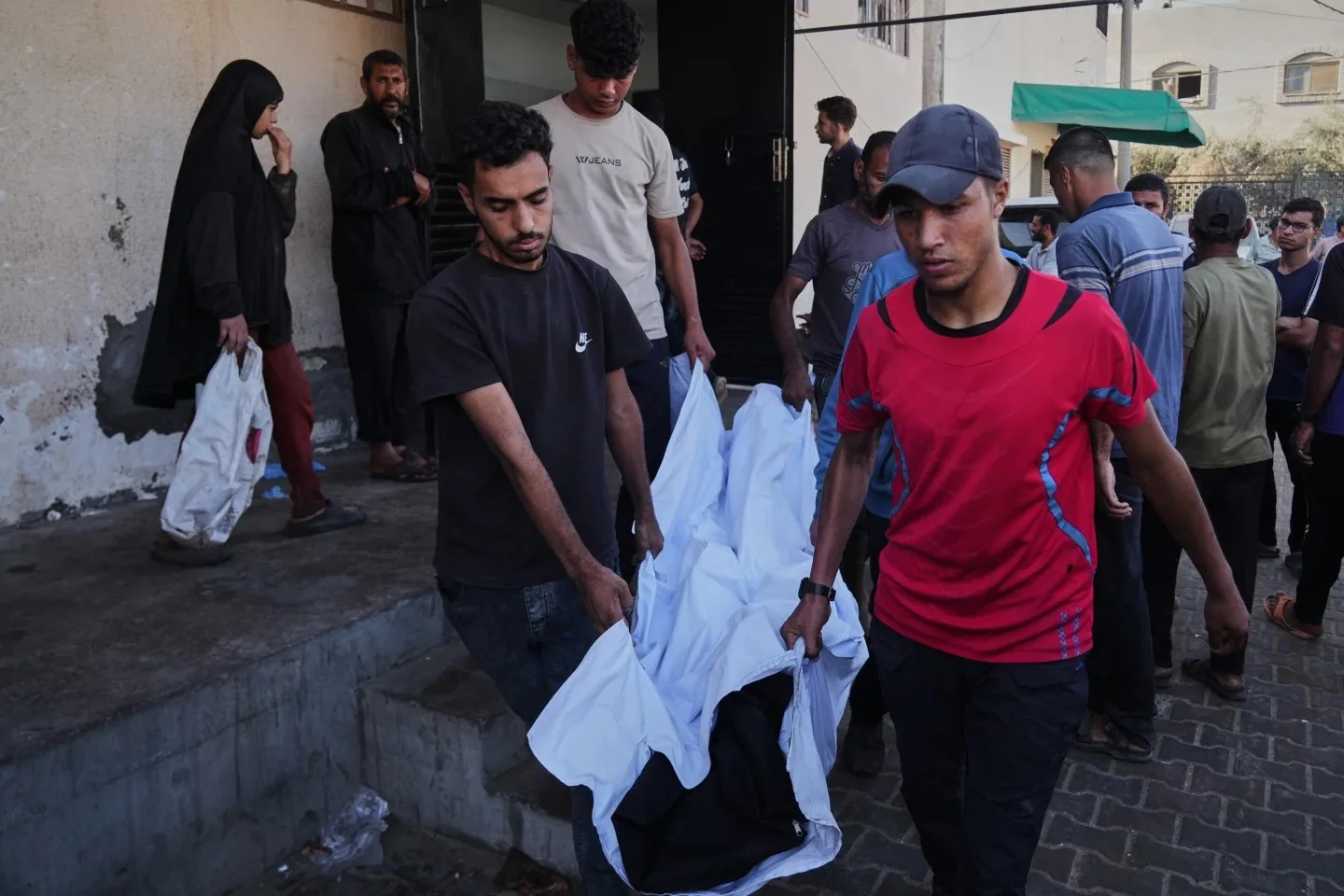 تصعيد عسكري في غزة يودي بحياة 31 فلسطينياً وسط تساؤلات حول مقترح ترامب للسلام