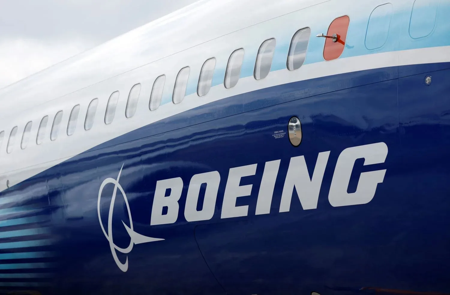 طائرة بوينغ 737 ماكس 9 على المدرج
