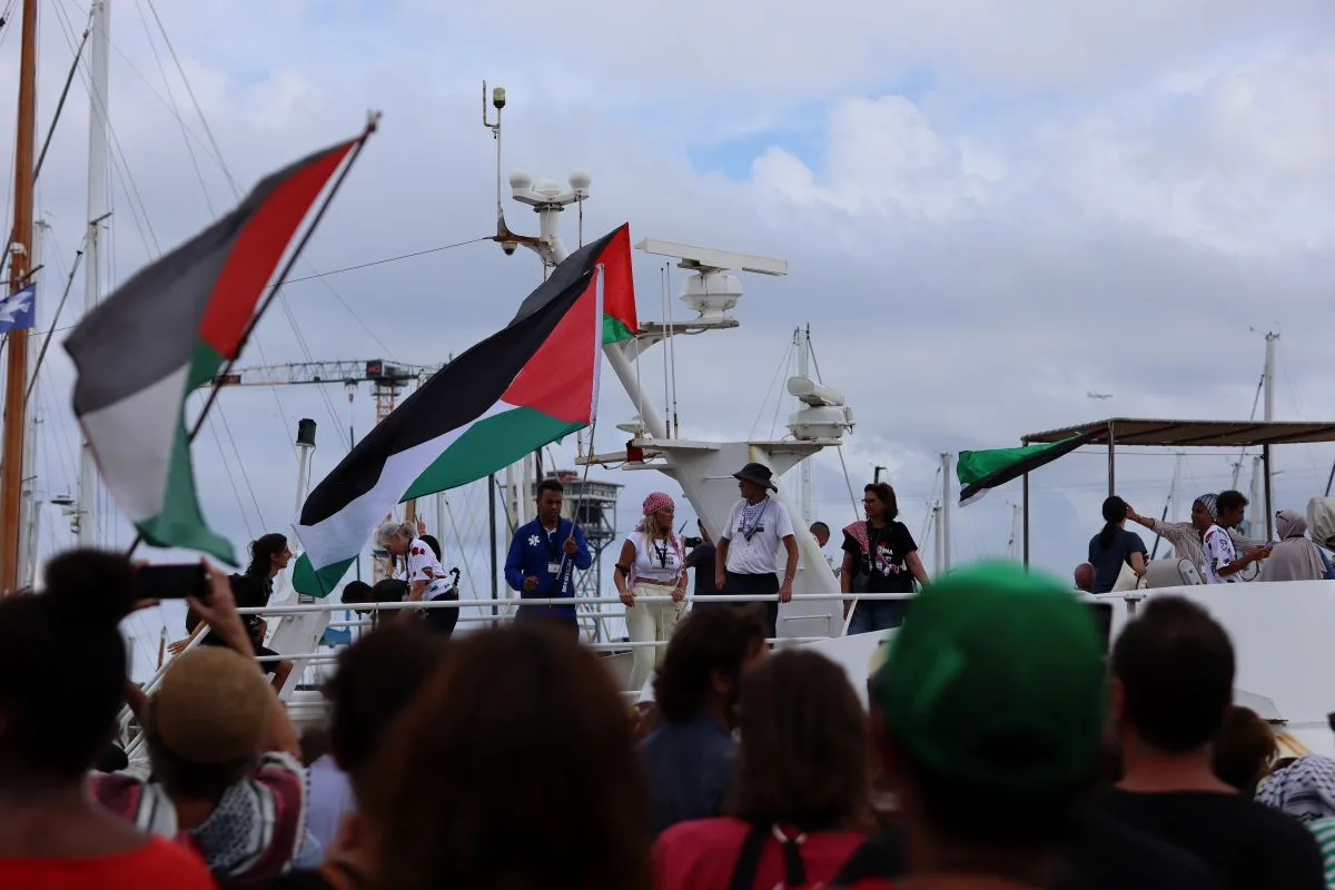 متطوعون يرفعون الأعلام الفلسطينية على متن سفن أسطول الصمود