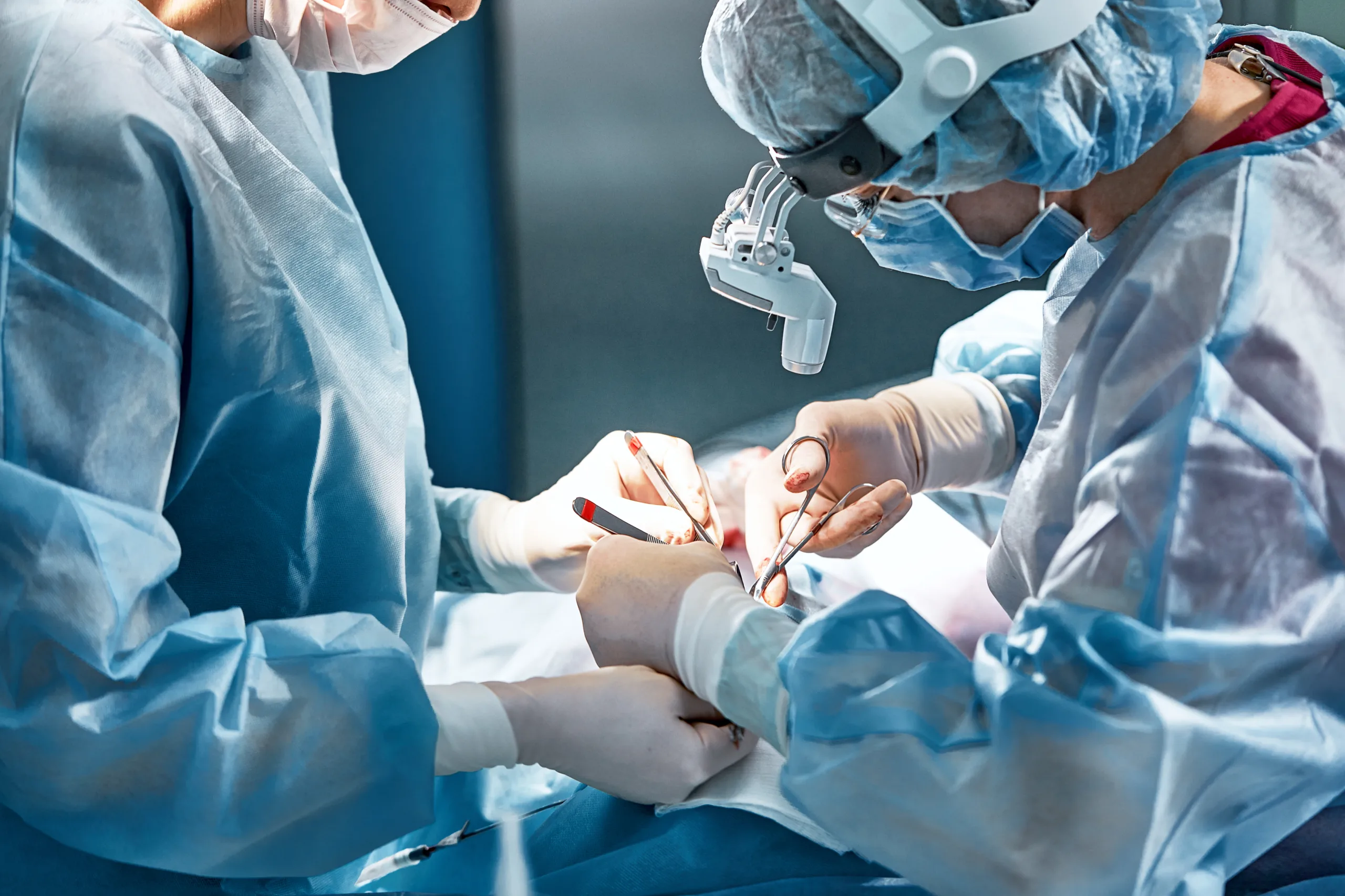 بعد وفاة مريضة في غرفة العمليات: الإمارات تضع جراحو التجميل تحت المجهر