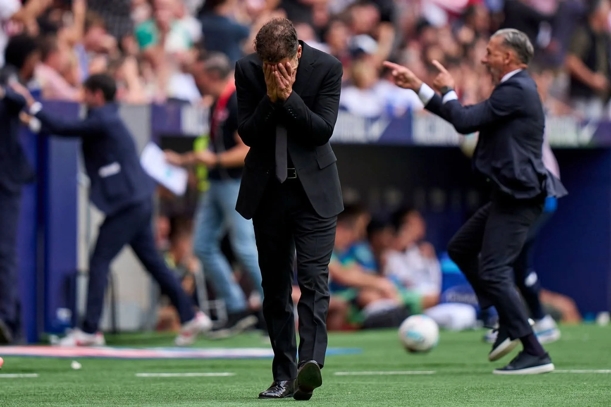 سيميوني يبكي بعد الفوز على ريال مدريد