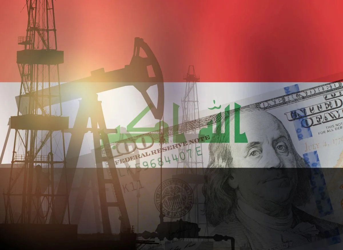 العلم العراقي مع منشآت نفطية ومضخات بترول وأوراق نقدية دولارية تعكس الاقتصاد والاستثمار في العراق