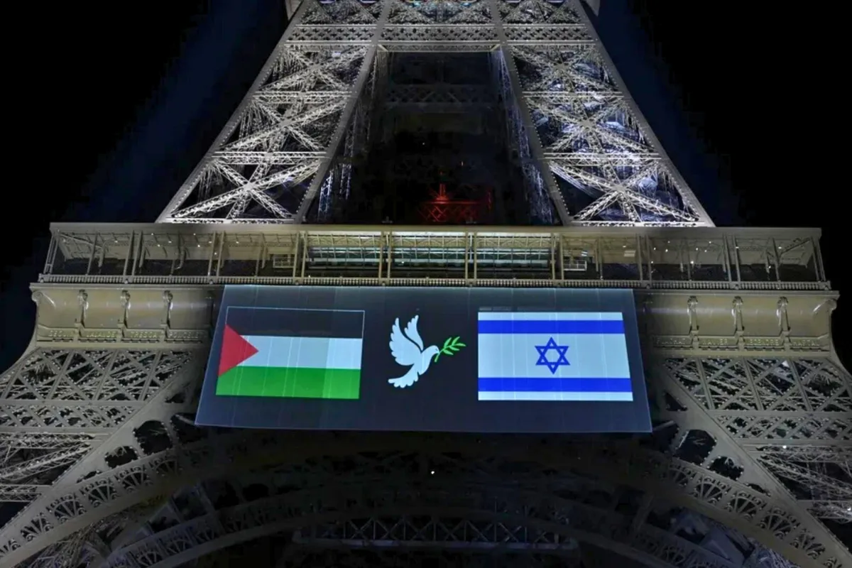 رفع العلمين الفلسطيني والإسرائيلي فوق برج إيفل في باريس