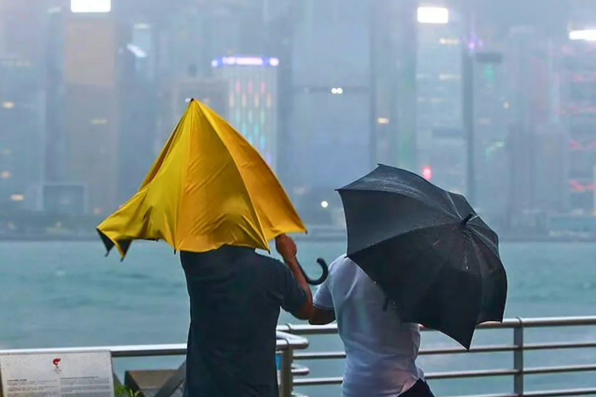 هونغ كونغ توقف حركة الطيران 36 ساعة قبل إعصار متوقع