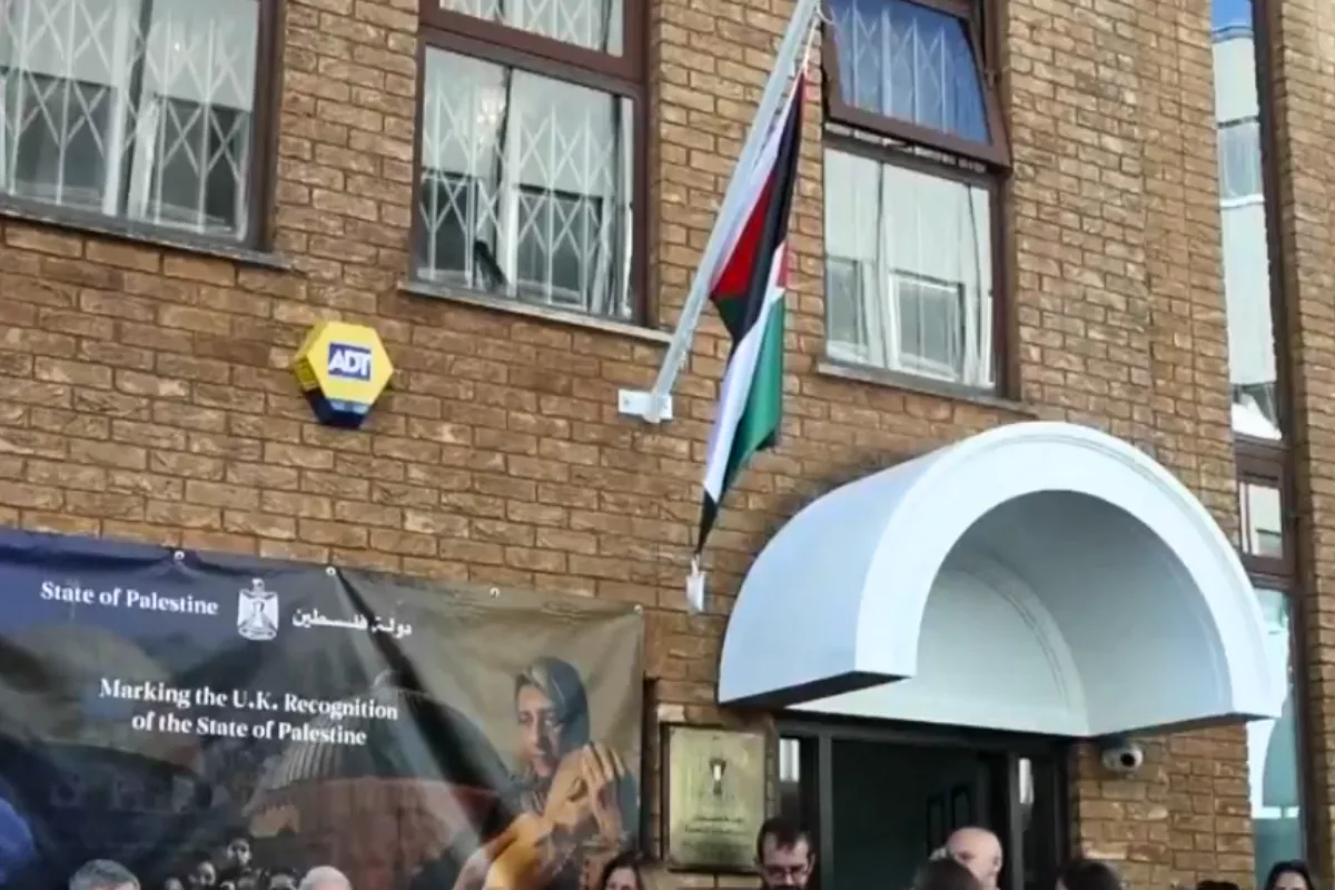 رفع العلم الفلسطيني على مبنى البعثة الفلسطينية في لندن
