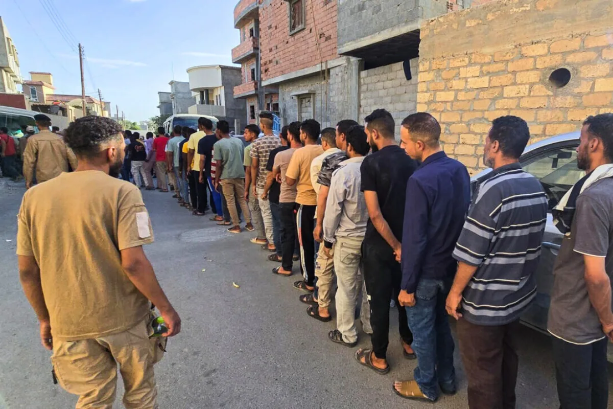 السلطات الليبية ترحل 200 مصري مقيم بطريقة غير شرعية