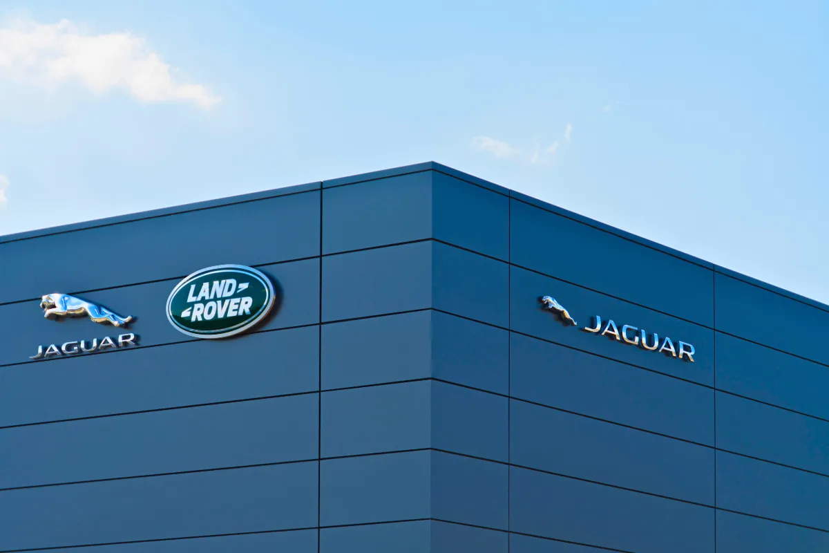 الحكومة البريطانية توافق على دعم قرض لجاغوار لاند روفر بعد اختراق إلكتروني