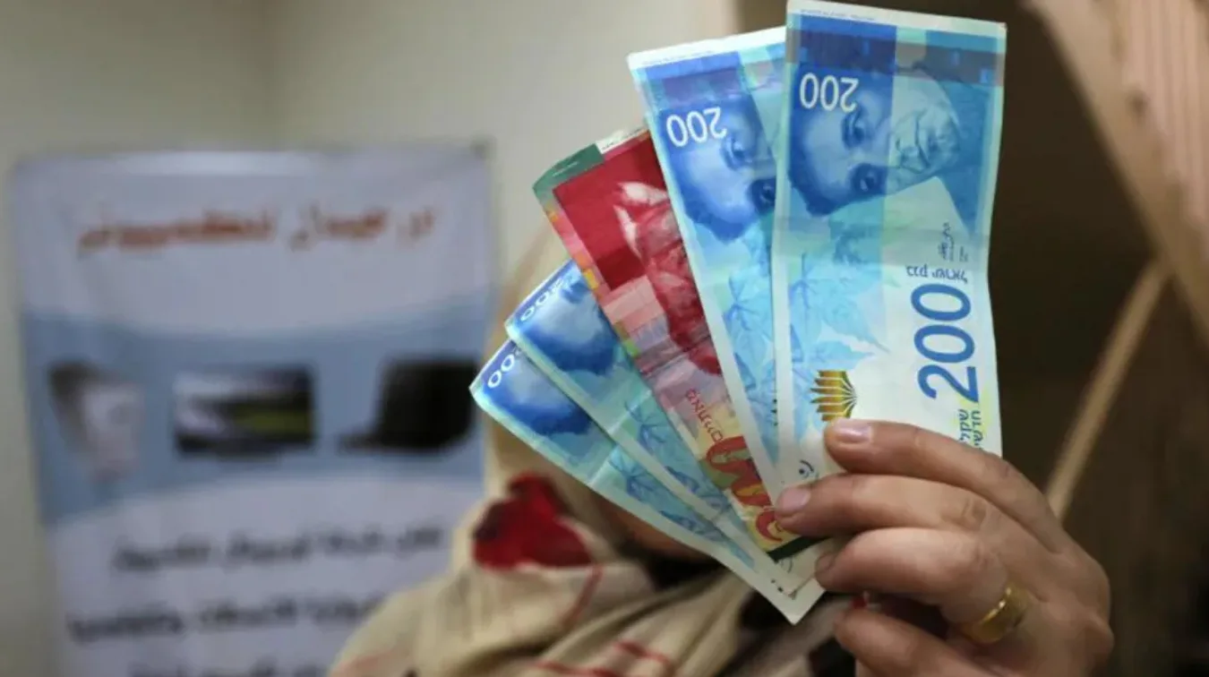 رسائل مشفّرة ولقاءات سرّية… كيف تدفع “حماس” رواتب موظفيها بعد عامين من الحرب؟