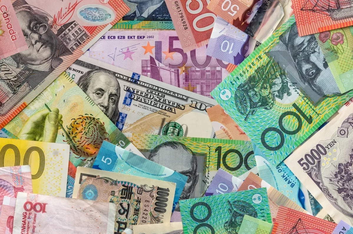 استقالة رئيس الوزراء الياباني تدفع الين للانخفاض