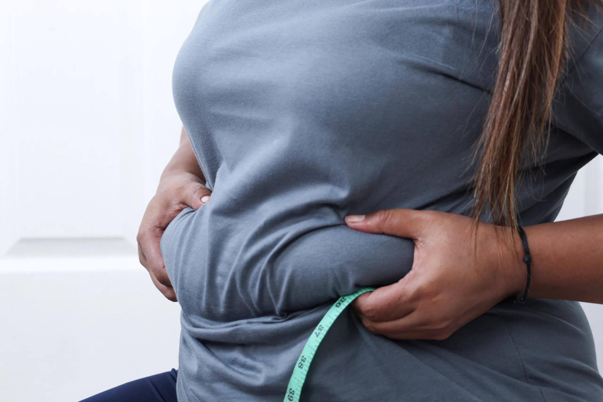 سيدة تعاني من السمنة