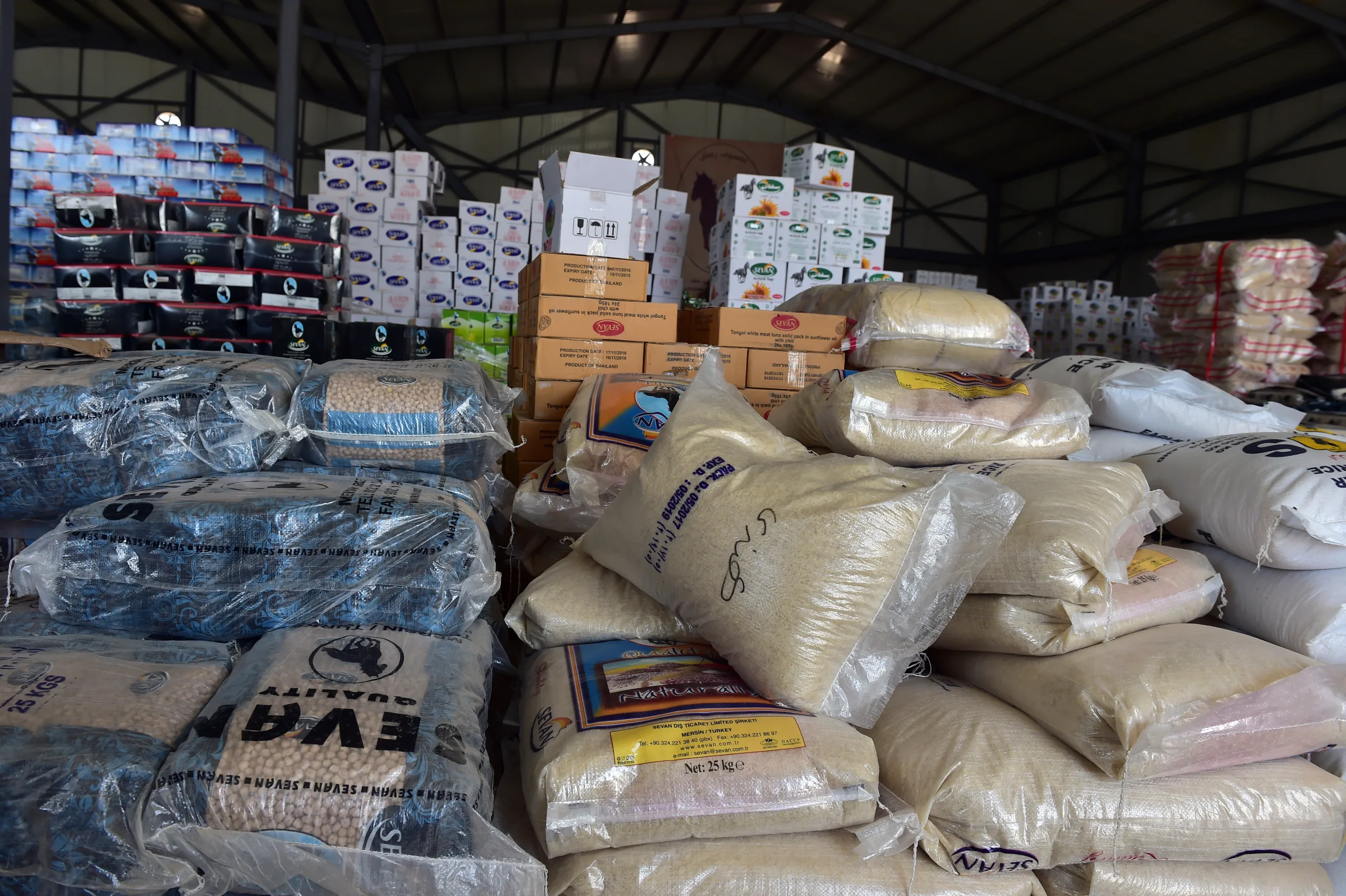 منتجات في سوق شعبي بالعراق