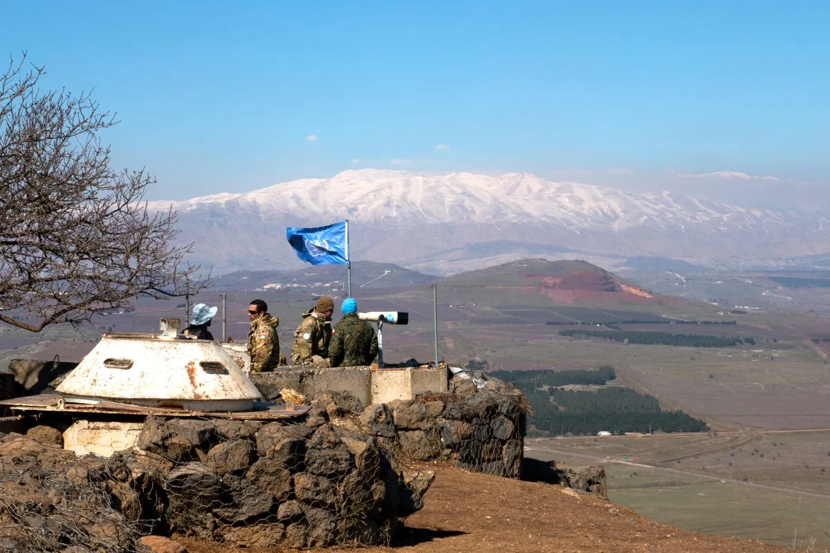 جنود أمميون من قوات حفظ السلام يراقبون الحدود السورية الإسرائيلية من مرتفعات الجولان