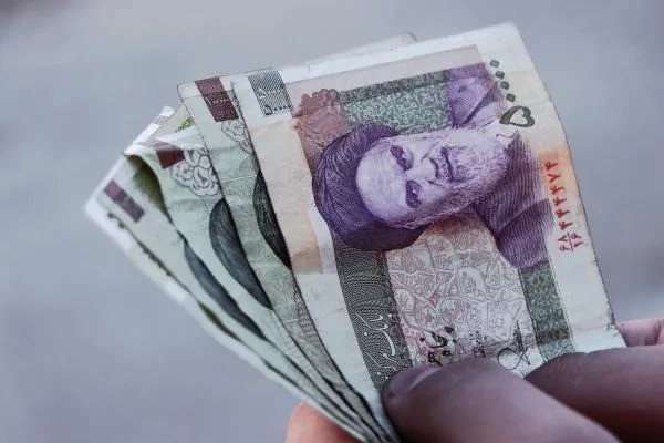 الريال الإيراني يتراجع إلى أدنى مستوى أمام الدولار بعد عودة العقوبات