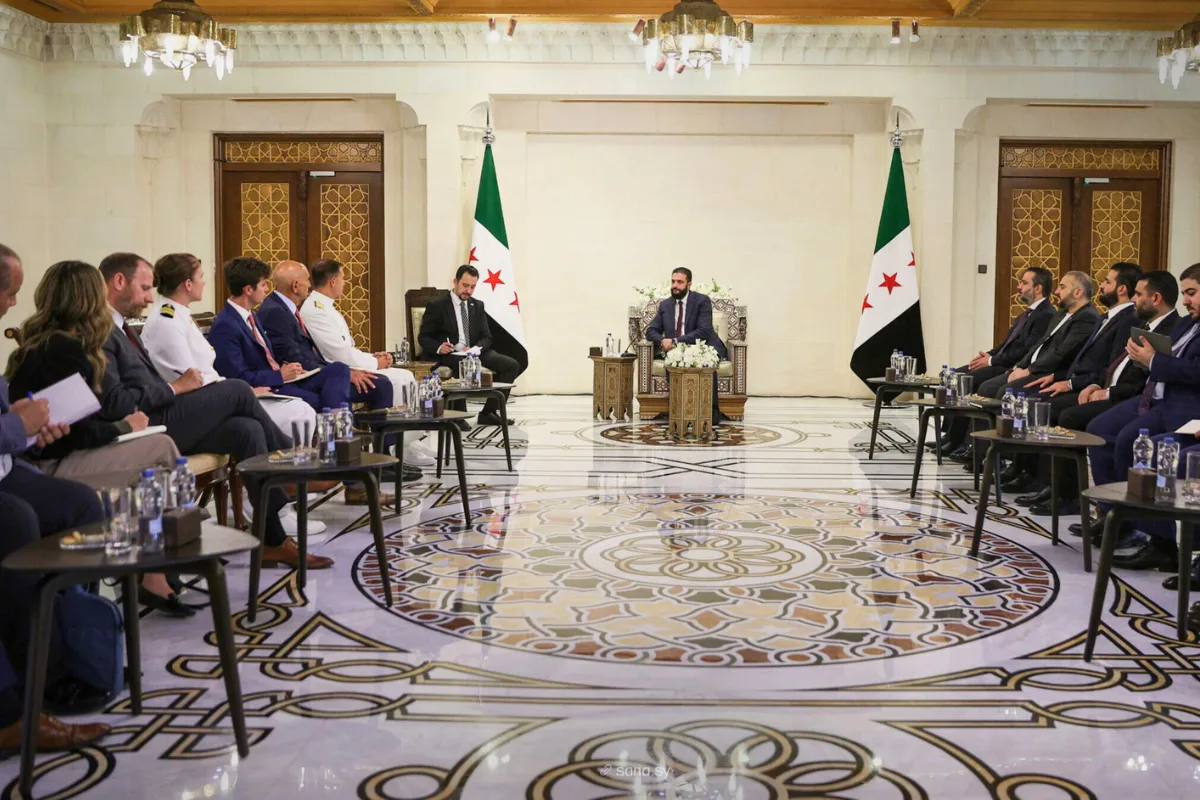الشرع يبحث “التعاون السياسي والعسكري” مع قائد القيادة المركزية الأمريكية