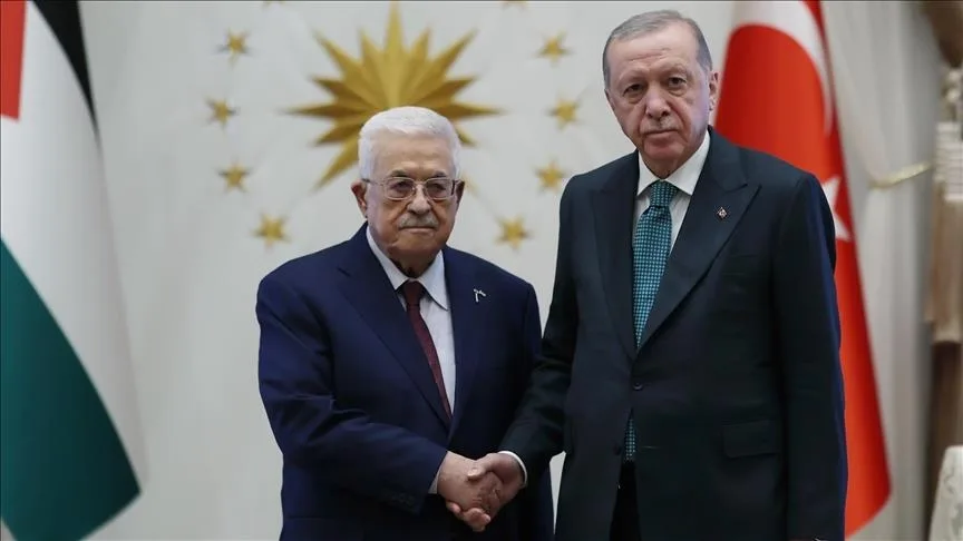 الرئيس التركي رجب طيب أردوغان يلقي خطاباً أمام العلم التركي في قمة شنغهاي