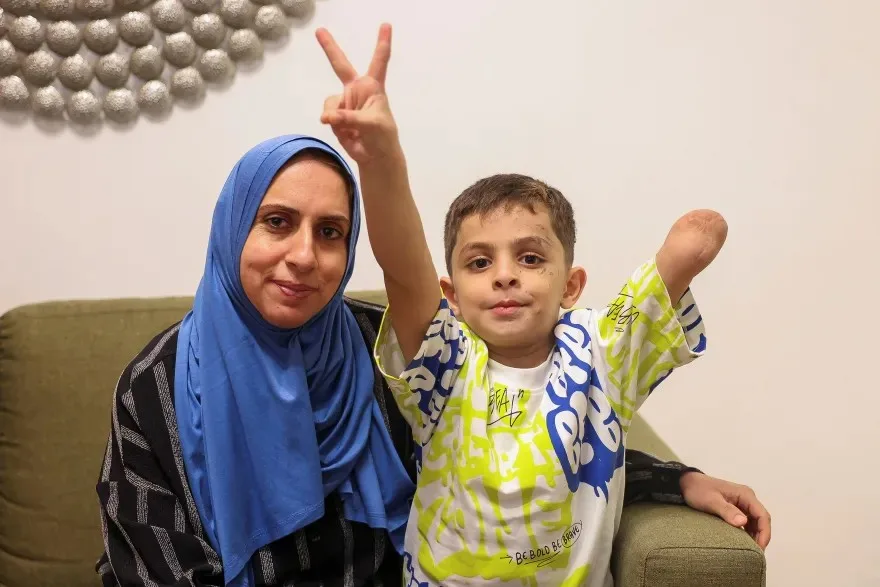 بعدما فقدوا أطرافهم وذويهم.. أطفال من غزة يبدأون رحلة علاج في لبنان