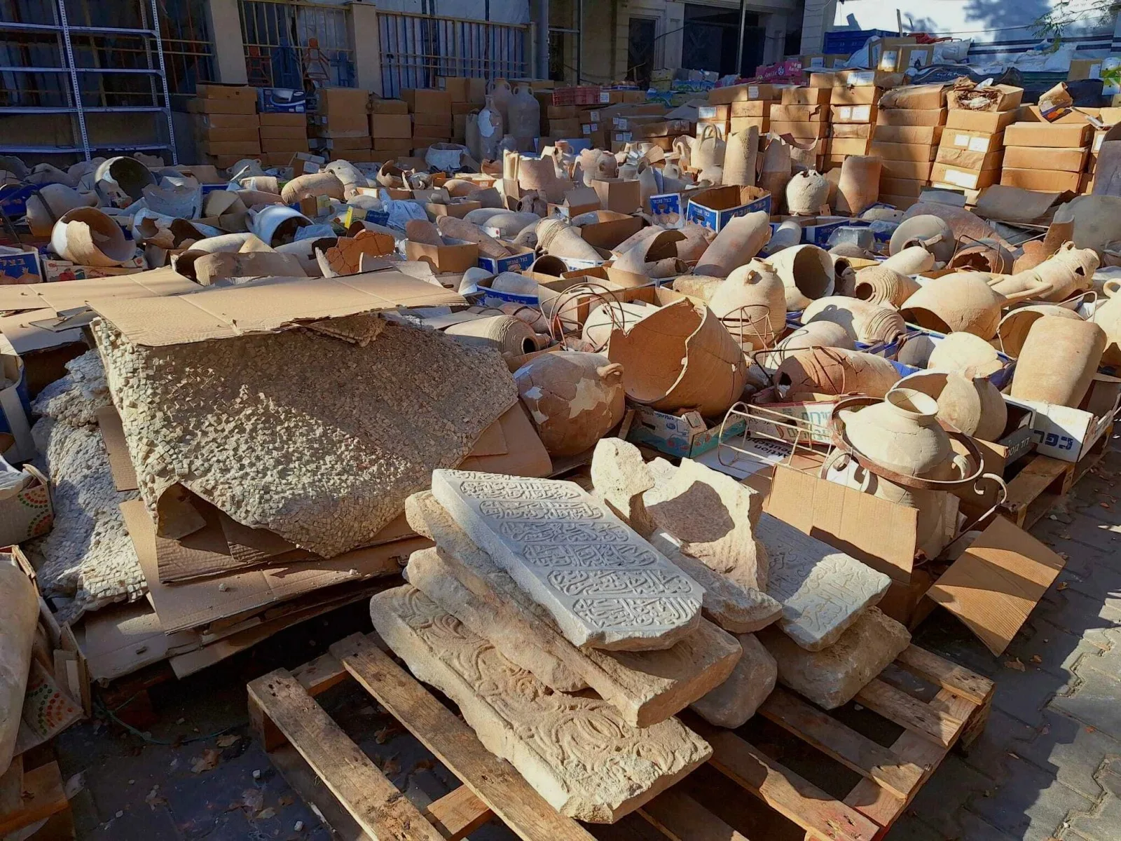 عملية إنقاذ تنجح في حفظ آلاف القطع الأثرية النادرة تحت تهديد القصف في غزة